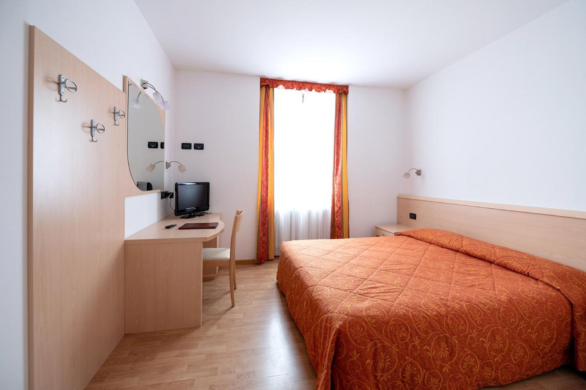 Hotel Posta Comano Terme Exterior photo